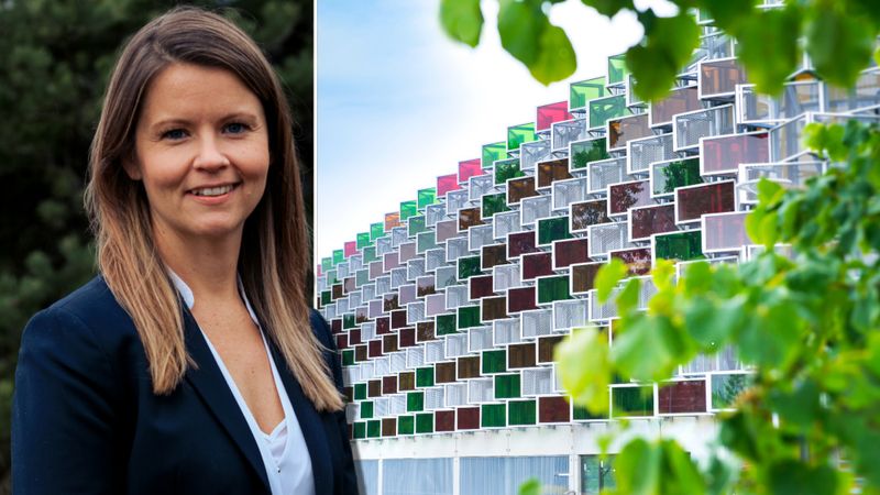 Sara Klingberg, teknisk chef och vice vd på Soltech Sales & Support, ett dotterbolag till Soltech Energy. Till höger syns en solcellsfasad på ett parkeringshus i Linköping. Foto: Pressbilder.